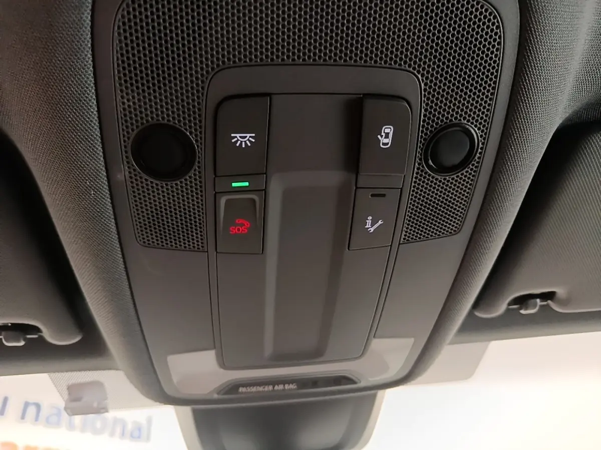 Vue en gros plan du panneau de commandes au plafond de l'Audi A3 40 TFSI e blanc, avec bouton SOS illuminé en rouge.