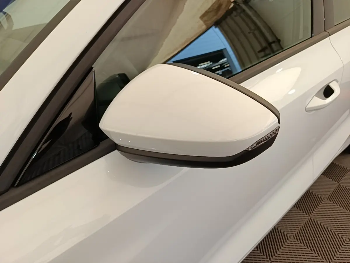 Rétroviseur côté gauche blanc de l'Audi A3 40 TFSI e 2022, avec clignotant intégré et carrosserie blanche visible.