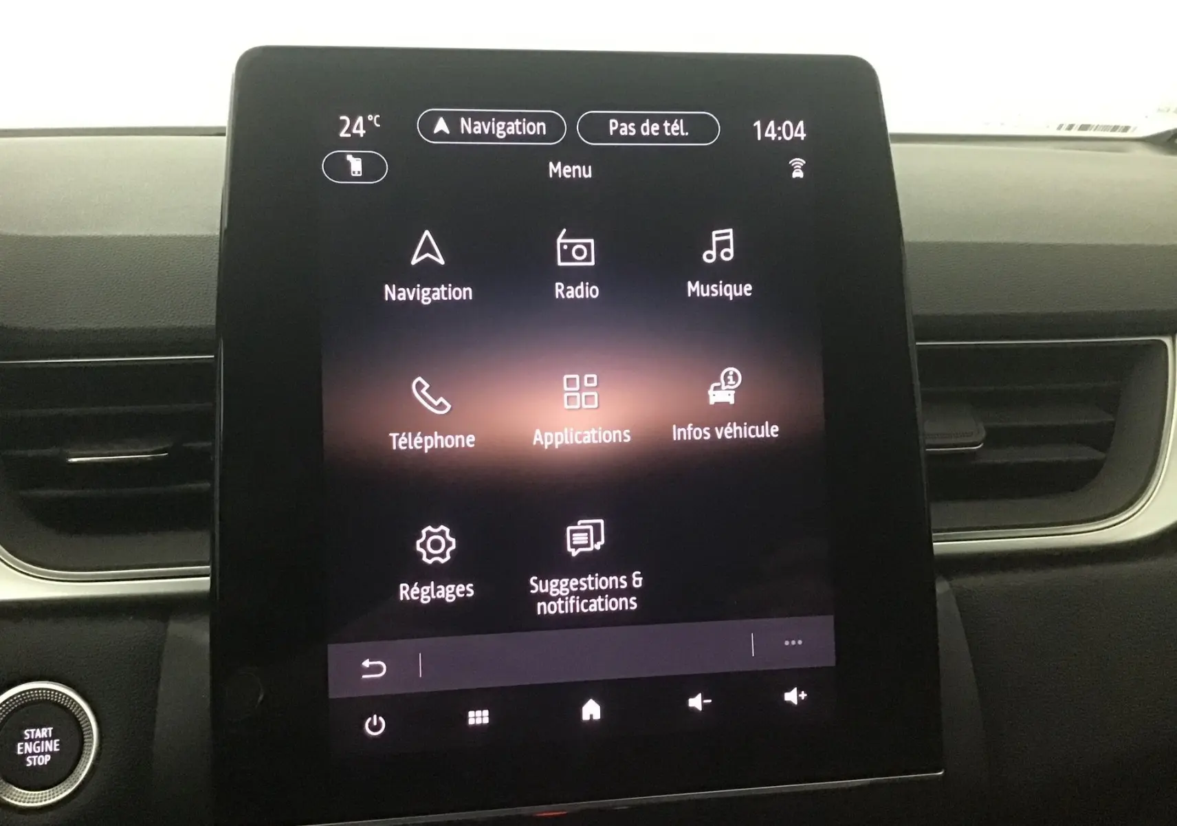 Écran tactile central Easy Link 7 pouces du Renault Captur 2024, affichant le menu principal avec navigation et radio.