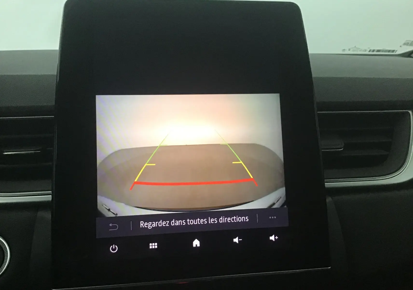 Écran central du Renault Captur 2024 montrant la caméra de recul avec lignes de guidage colorées.