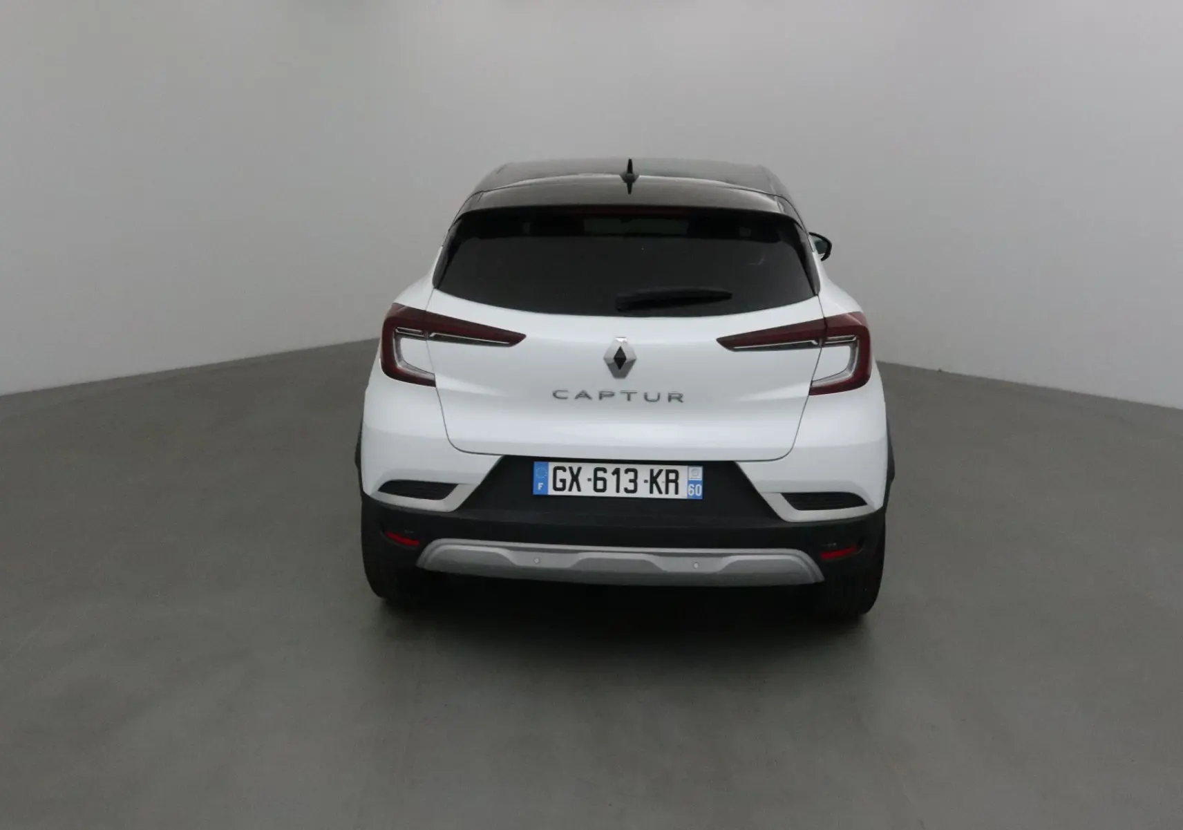 Vue arrière du Renault Captur blanc nacré avec toit noir, feux LED et plaque d'immatriculation française.