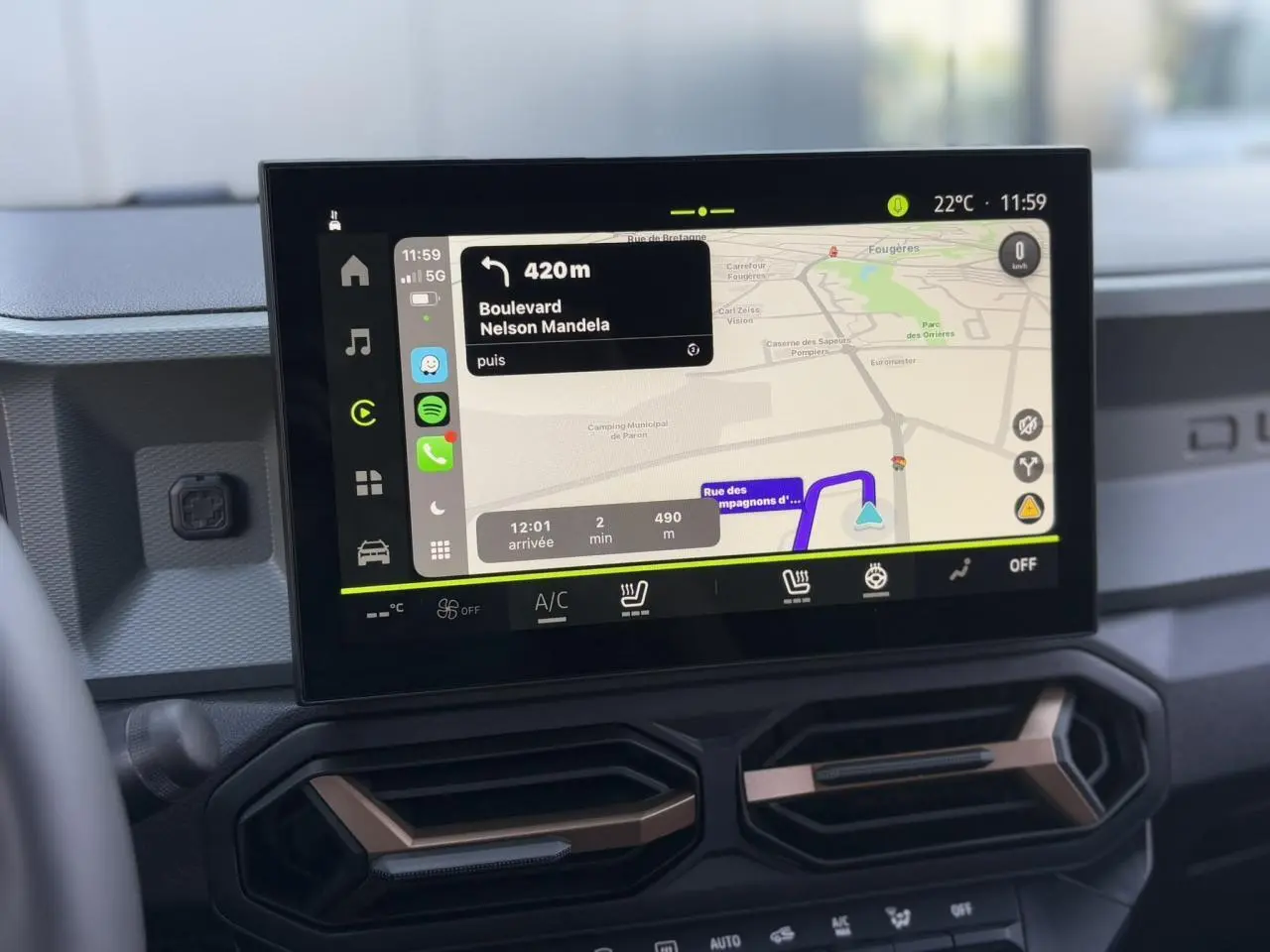 Écran tactile 10 pouces du GPS Media Nav Live du Dacia Duster 2025, avec commandes climatisation et sièges chauffants.