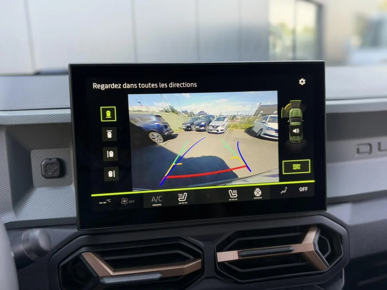 Écran tactile intérieur du Dacia Duster 2025 montrant l'affichage de la caméra 360° en marche arrière.