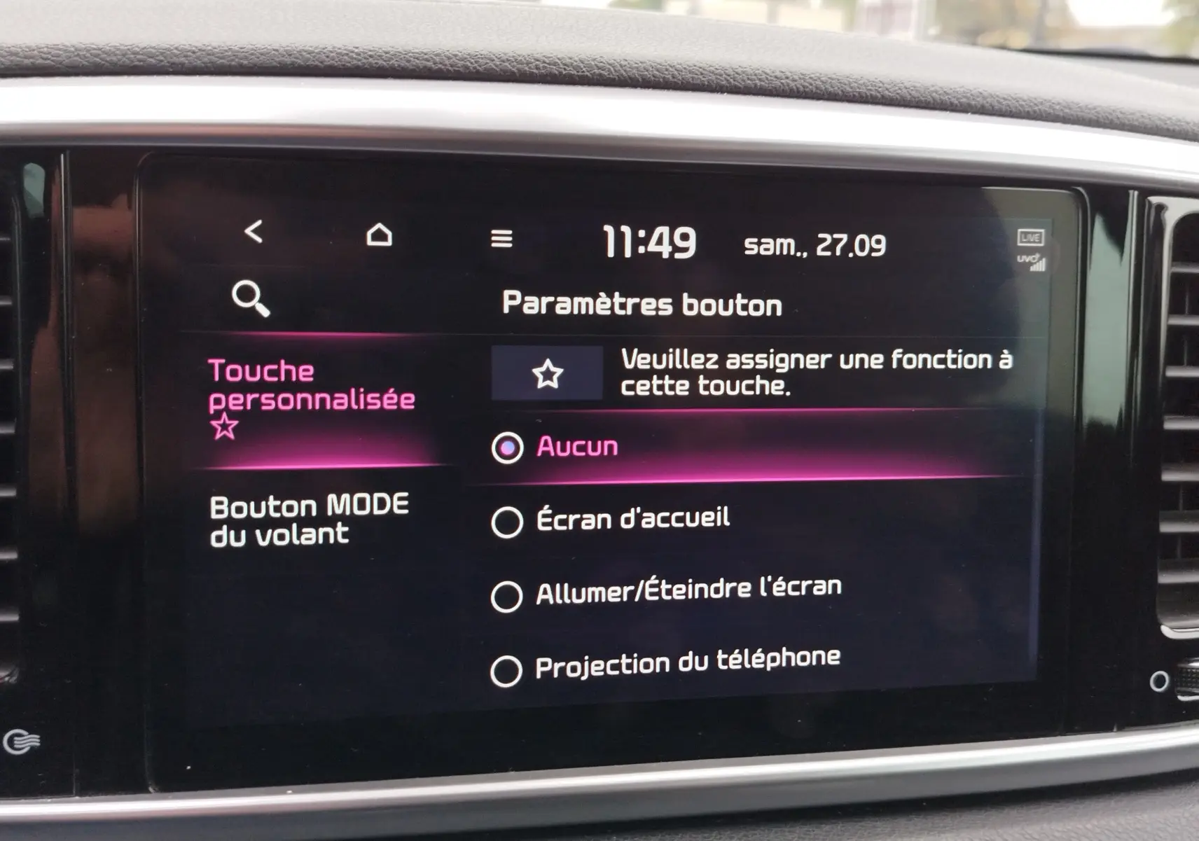 Écran tactile central du tableau de bord du Kia Sportage blanc 2022, affichant les paramètres de personnalisation des boutons.