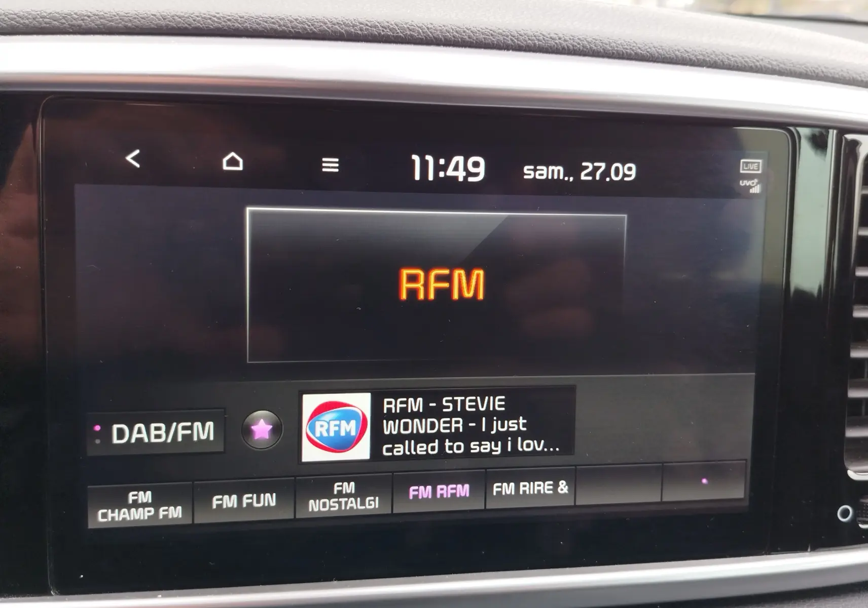 Écran central tactile du Kia Sportage 2022 affichant la radio RFM avec interface moderne et commandes visibles.