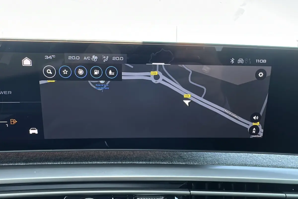 Écran tactile central du Peugeot 3008 Hybrid 145 GT Alcantara 2025 affichant la navigation GPS et la climatisation.