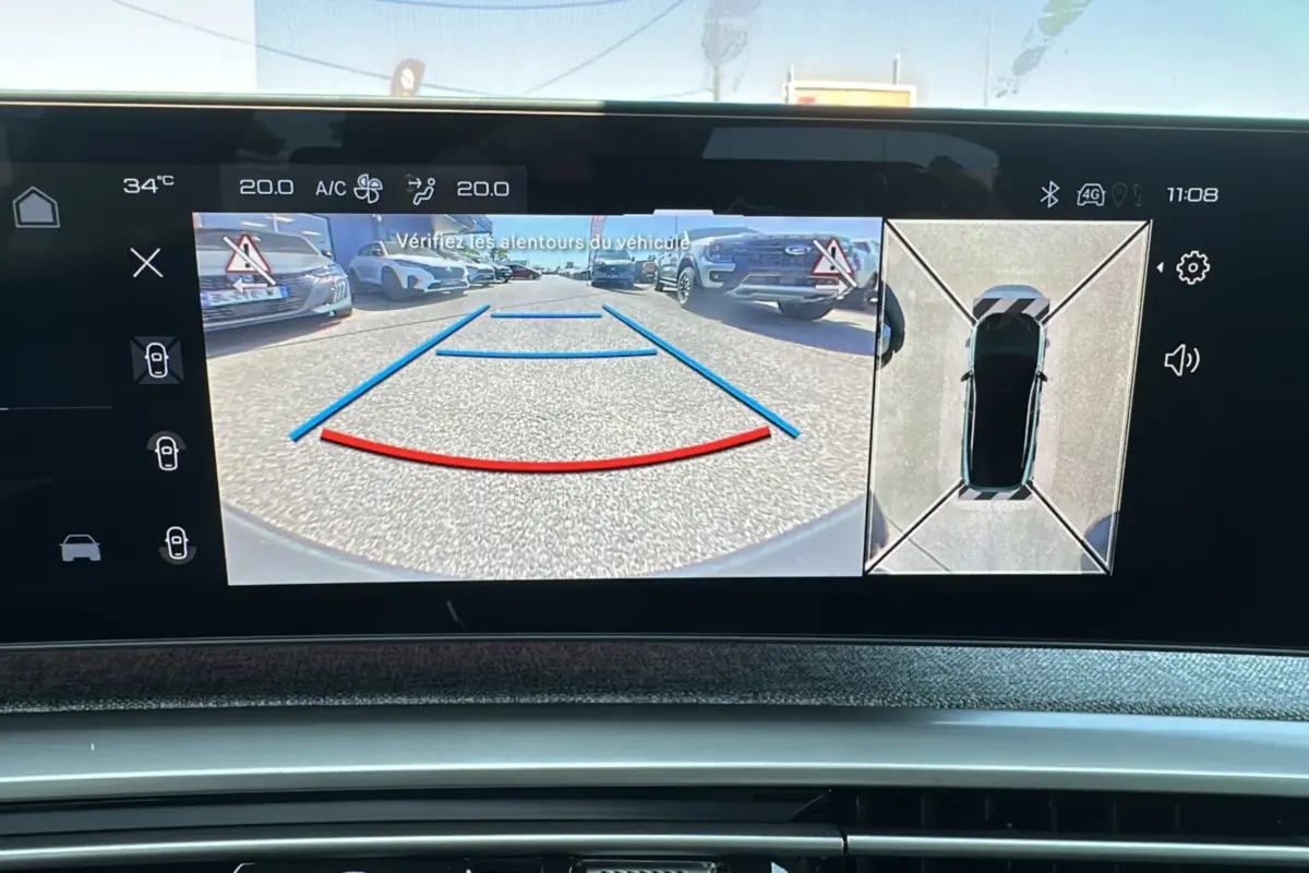 Affichage de la caméra de recul et vue 360° sur l'écran du tableau de bord du Peugeot 3008 Hybrid 145 GT Alcantara 2025.
