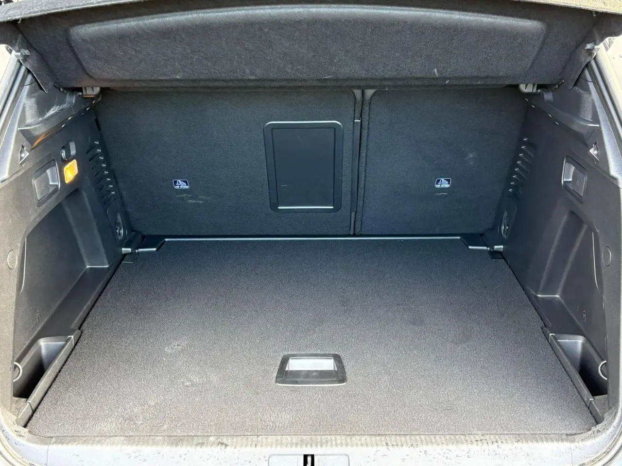 Coffre ouvert du Peugeot 3008 2023, vue intérieure montrant la banquette rabattable avec trappe à skis.