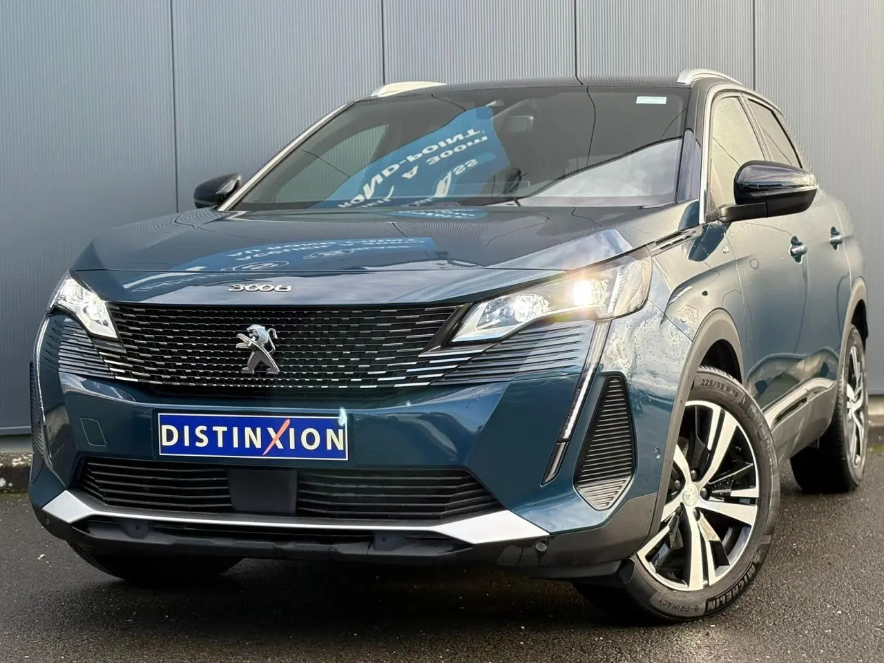 Peugeot 3008 Bleu Célèbes vue 3/4 avant droit avec calandre noire et jantes alliage bicolores.