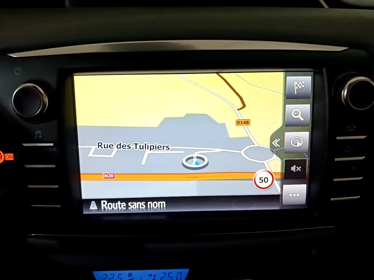 Écran tactile central affichant la navigation 3D de la Toyota Yaris blanche, vue intérieure du tableau de bord.