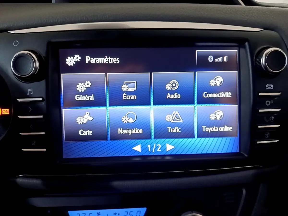 Écran tactile central de la Toyota Yaris hybride 2019 affichant le menu paramètres, vue intérieure frontale.