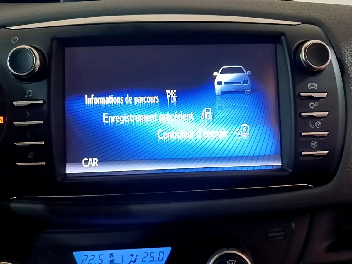 Écran tactile central de la Toyota Yaris hybride 2019 affichant les informations de parcours, avec commandes autour.