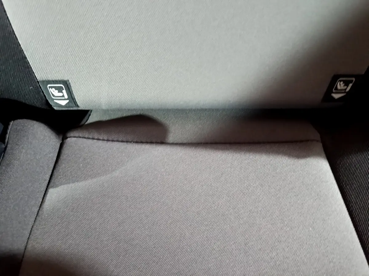 Gros plan sur l'assise arrière en tissu gris de la Toyota Yaris 1.5 VVT-I HYBRID France Business blanche de 2019.