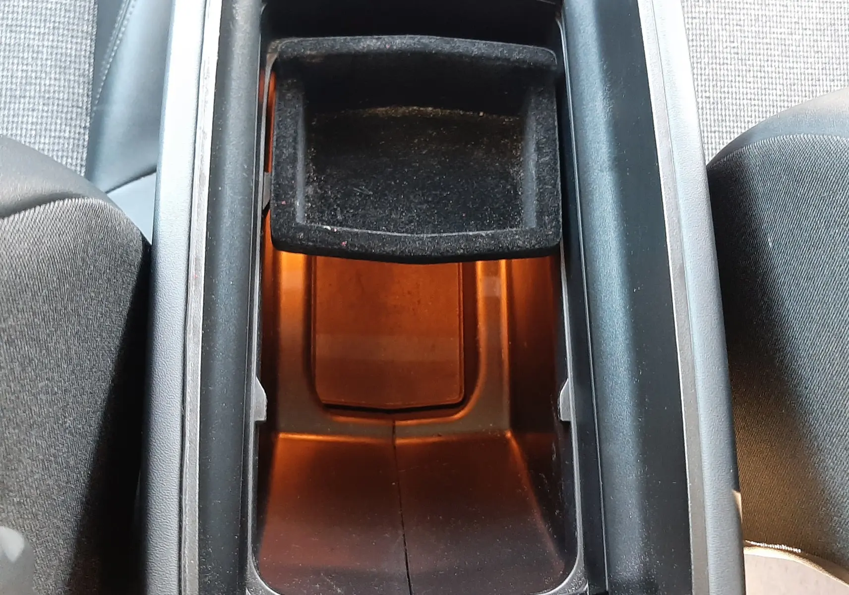 Vue plongeante sur le rangement central noir ouvert du Peugeot 3008 1.2 PureTech 130ch Allure de 2019.