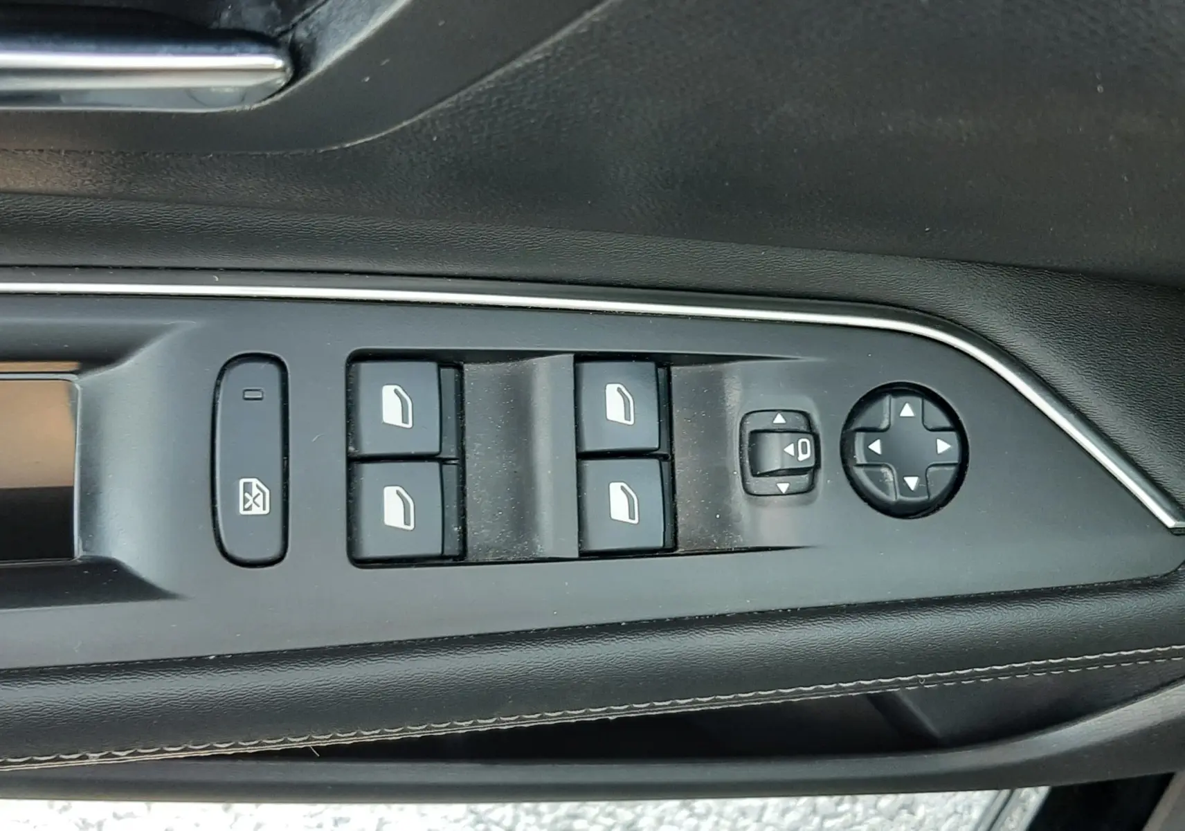 Détail des commandes de lève-vitres et réglages des rétroviseurs côté conducteur d’un Peugeot 3008 noir 2019.