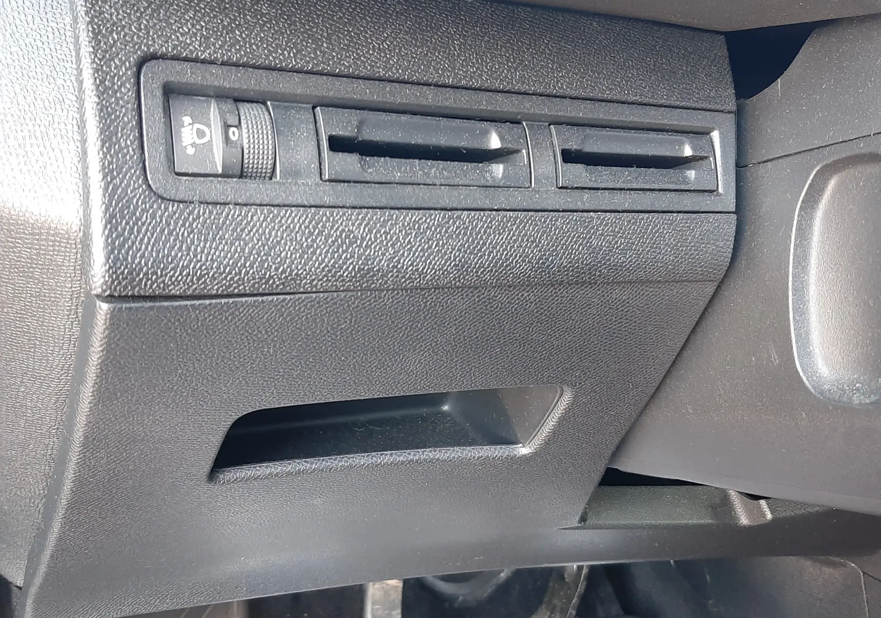 Détail intérieur côté conducteur du Peugeot 3008 noir 2019, montrant les commandes d'éclairage et les pédales manuelles.