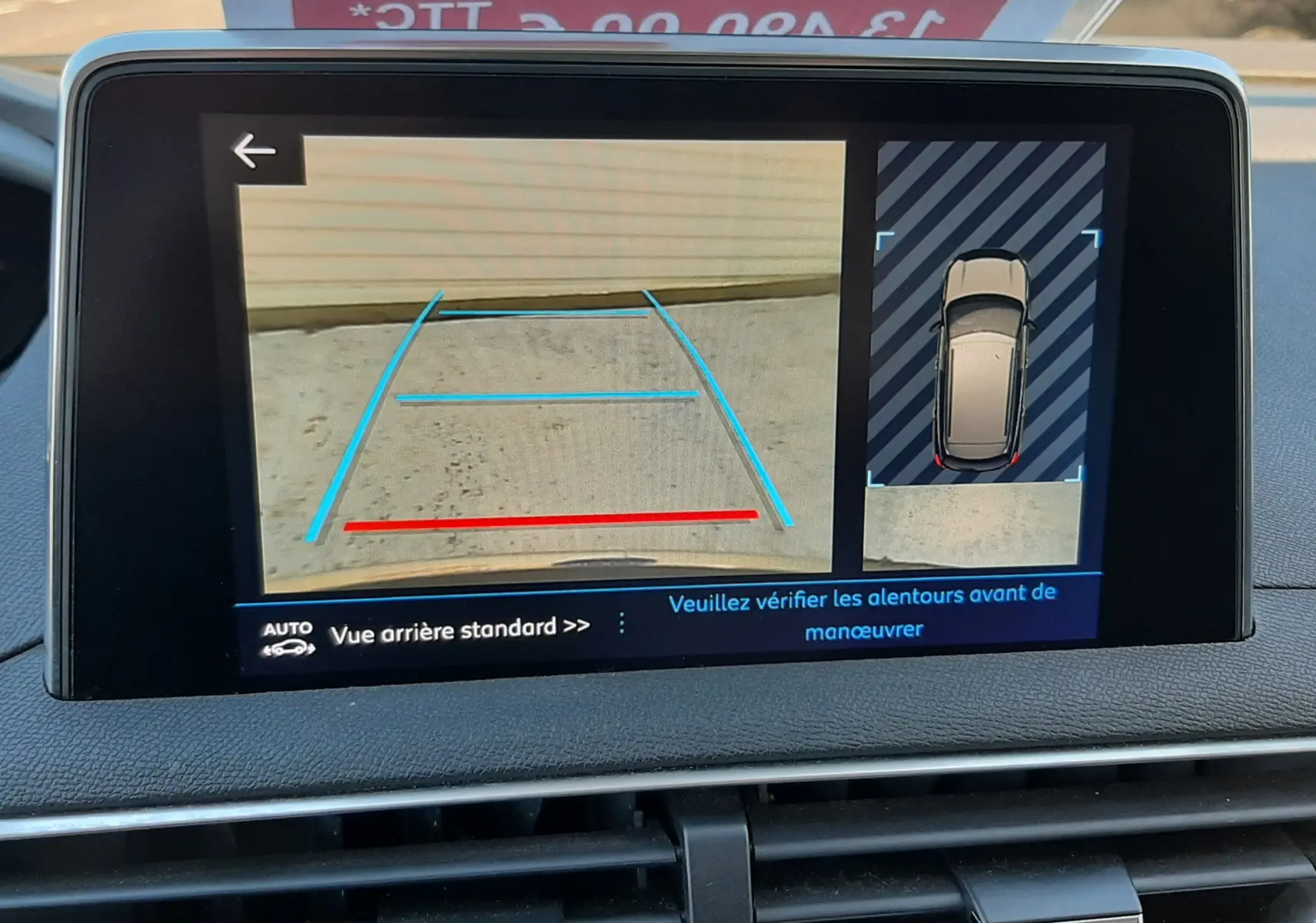 Écran central du Peugeot 3008 noir 2019 montrant la caméra de recul avec lignes de guidage et vue 360° du véhicule.