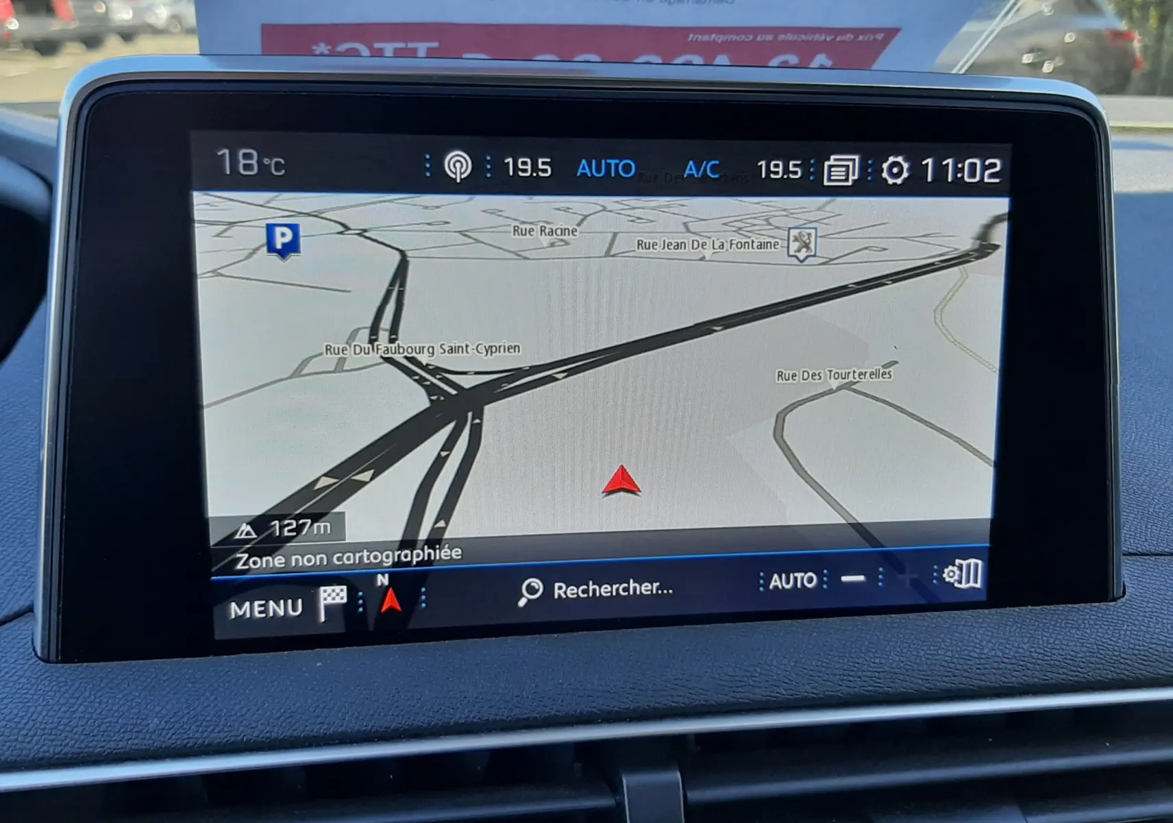 Écran tactile central du Peugeot 3008 noir 2019 affichant la navigation GPS avec carte routière et commandes climatisation visibles.
