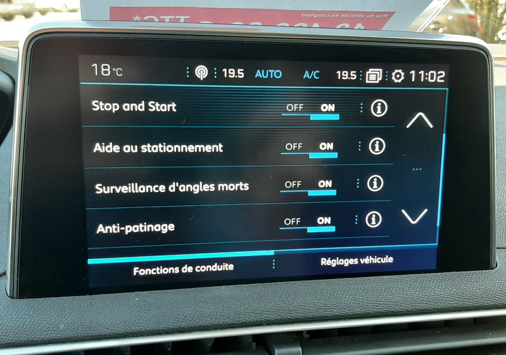 Écran tactile intérieur du Peugeot 3008 noir 2019 affichant les réglages d’aide à la conduite activés.