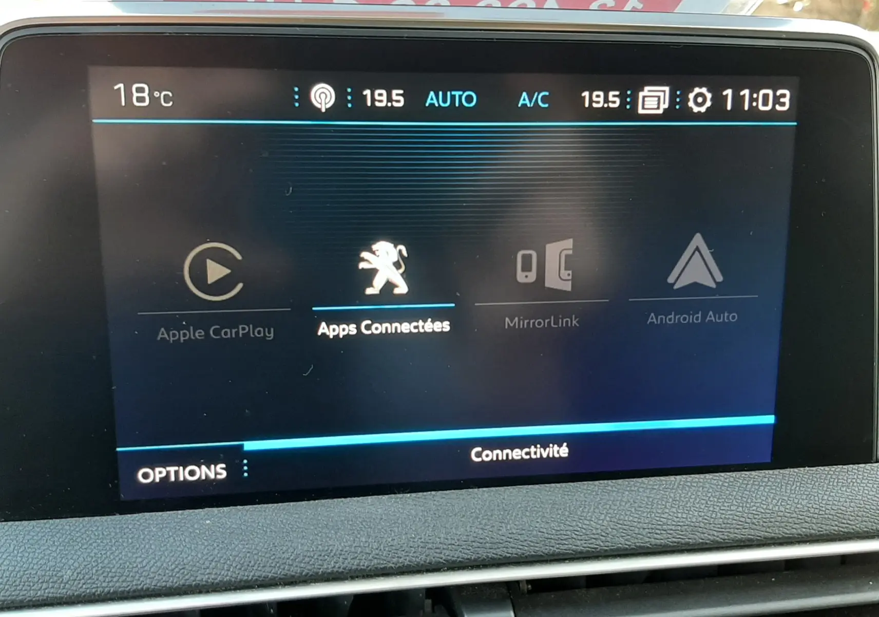 Écran tactile central du Peugeot 3008 noir 2019 affichant les options de connectivité Apple CarPlay, Apps Connectées, MirrorLink et Android Auto.