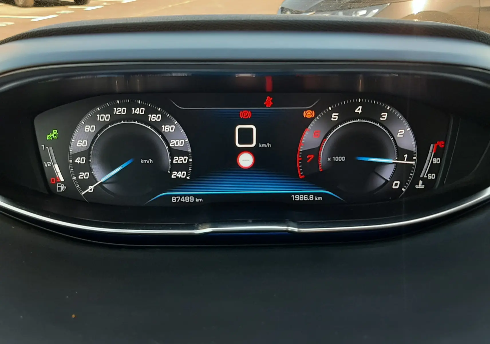 Vue rapprochée du tableau de bord numérique du Peugeot 3008 noir, affichant la vitesse à 0 km/h et le compte-tours.