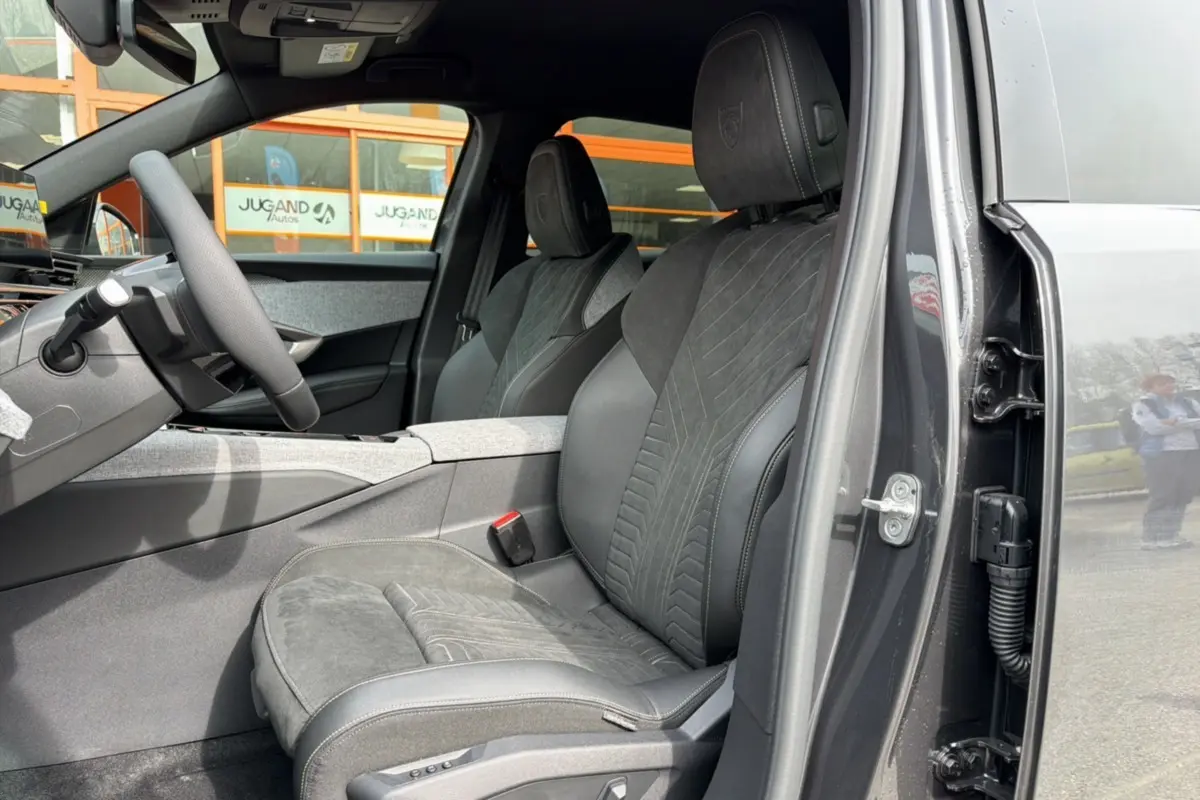 Vue intérieure côté conducteur du Peugeot 3008 Hybrid 145 GT Alcantara avec sièges en cuir noir et détails gris titane.