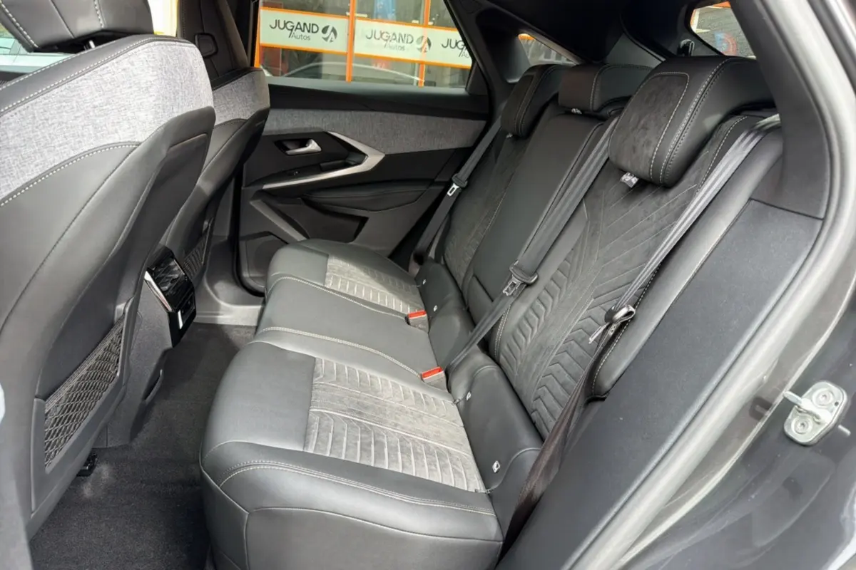 Vue côté droit de la banquette arrière en cuir alcantara gris avec surpiqûres contrastées du Peugeot 3008 Hybrid 2025.