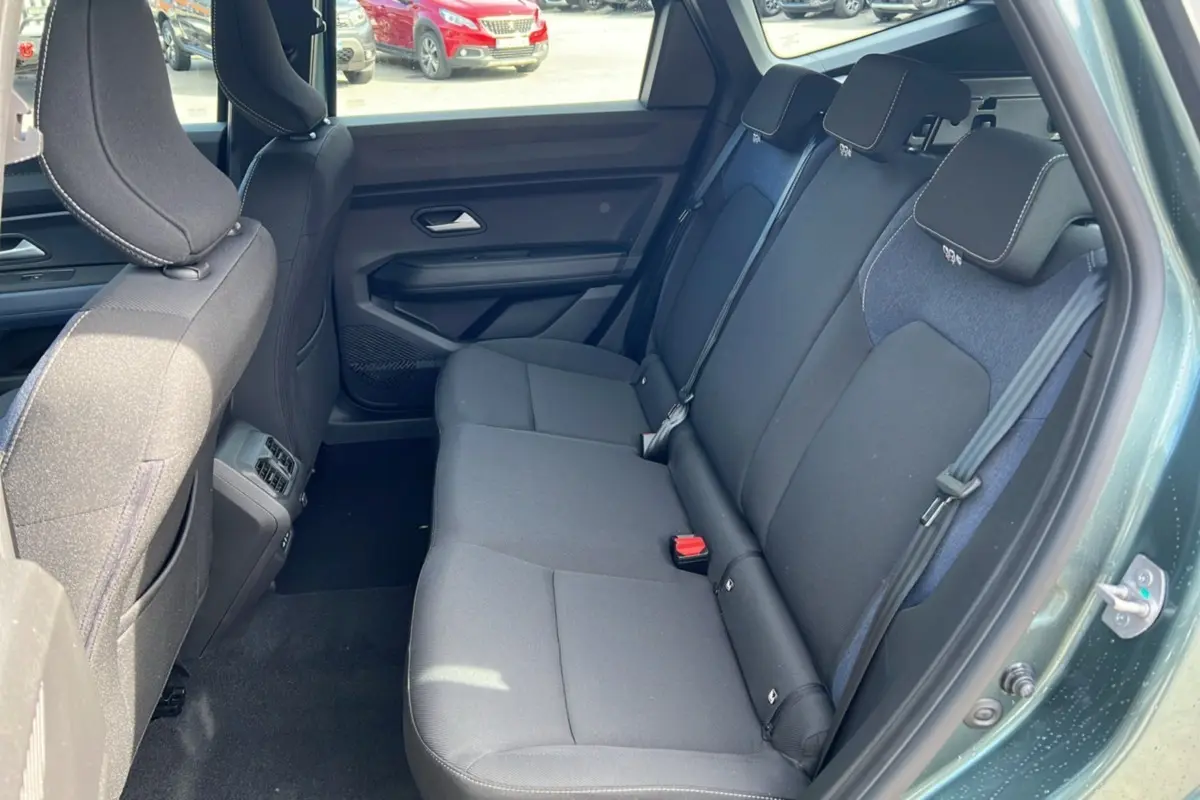 Vue côté droit sur la banquette arrière noire et bleue du Dacia Bigster Hybrid 155 Expression Plus vert cèdre 2026.