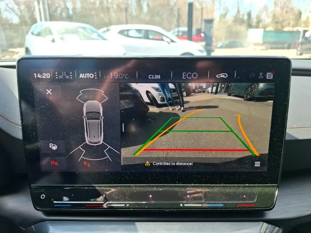 Gros plan sur la roue avant droite du CUPRA Formentor gris foncé mat, mettant en valeur la jante noire et cuivrée au design sportif.