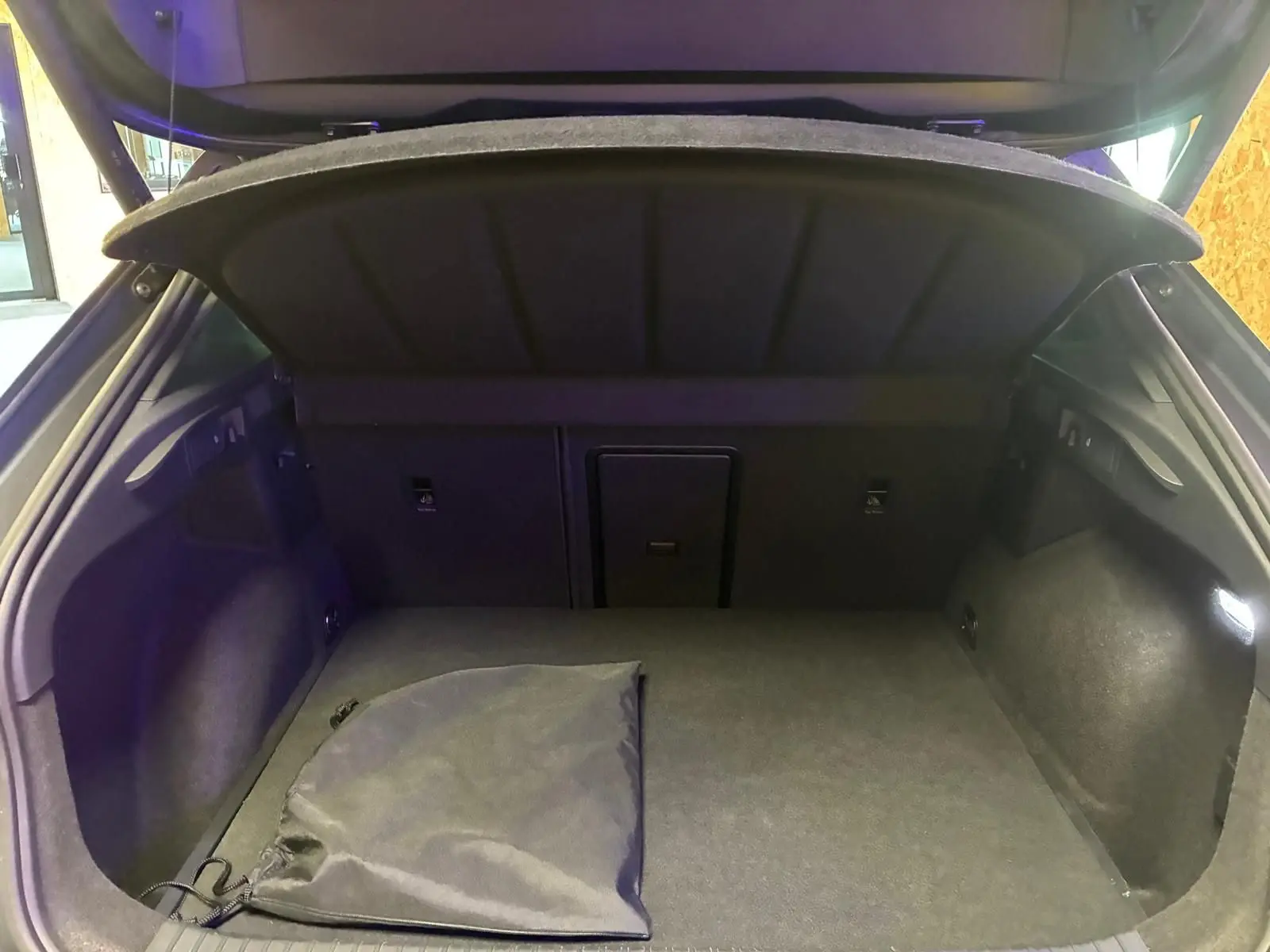 Coffre ouvert d’une CUPRA Formentor 1.4 E-HYBRID 245 DSG6 VZ, vue intérieure sur espace de rangement vide.