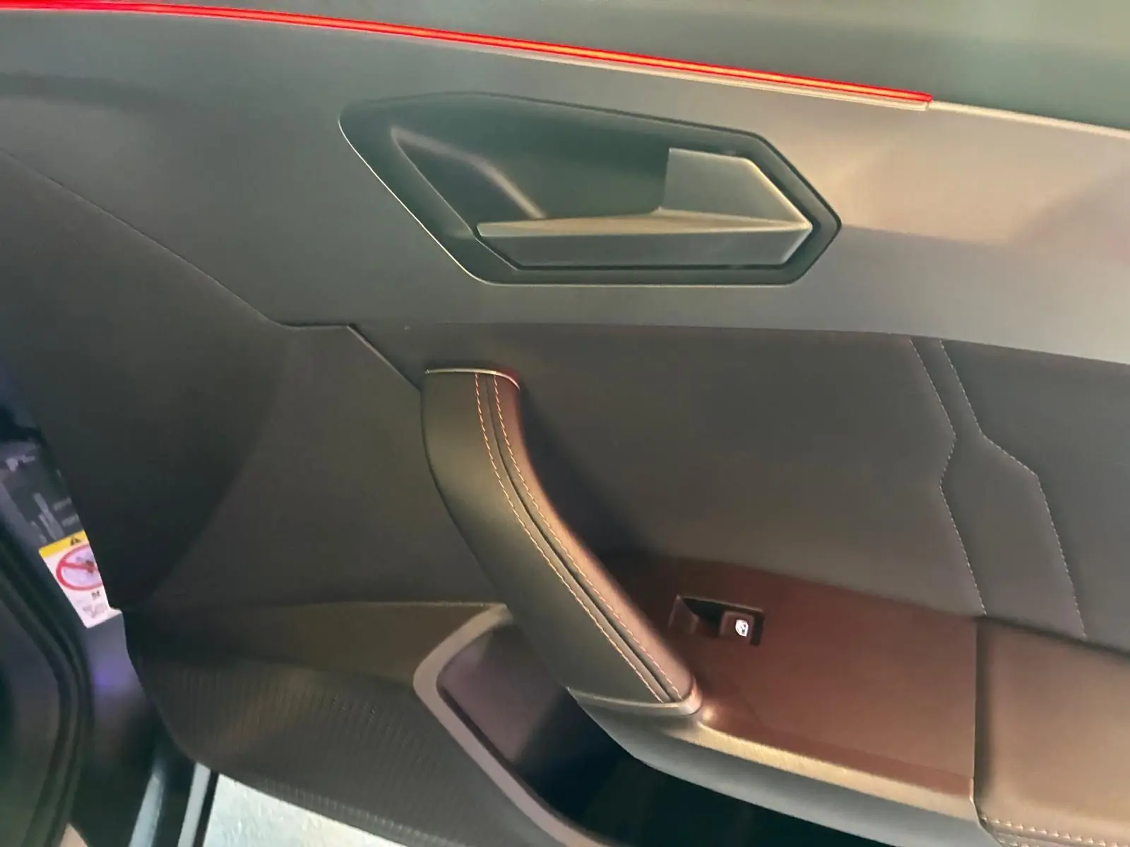 Détail de la porte intérieure côté gauche de la CUPRA Formentor 1.4 E-HYBRID 245 DSG6 VZ avec surpiqûres apparentes.