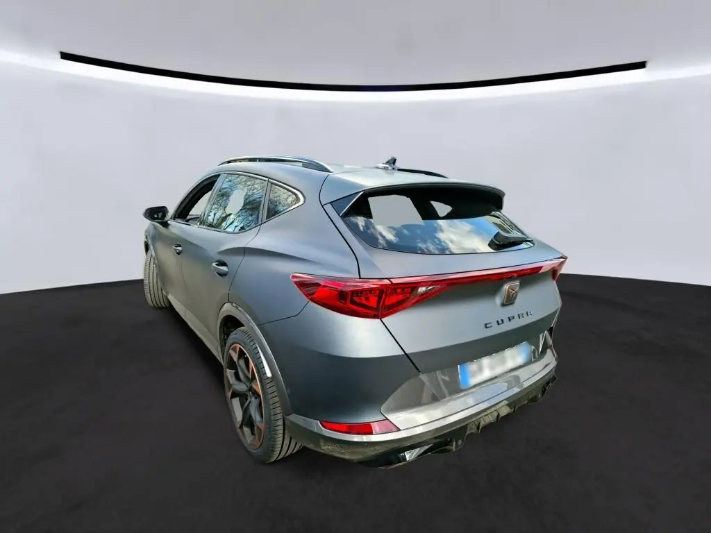 Vue de profil côté gauche d’un CUPRA Formentor 1.4 E-HYBRID 245 DSG6 VZ gris foncé mat avec jantes noires et détails cuivrés.