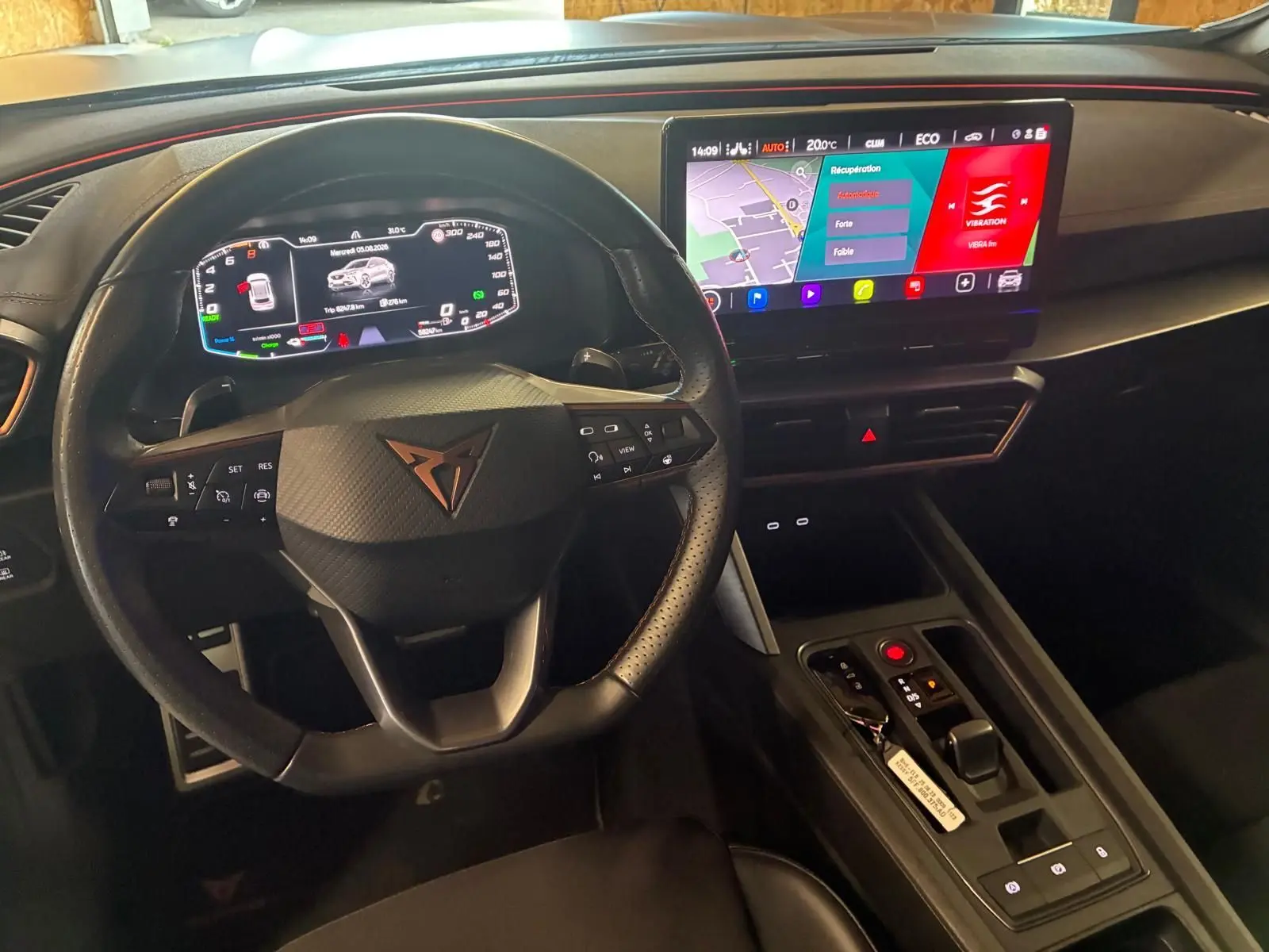 Vue intérieure du poste de conduite du CUPRA Formentor 1.4 E-HYBRID 245 DSG6 VZ 2024, tableau de bord numérique et écran tactile central.