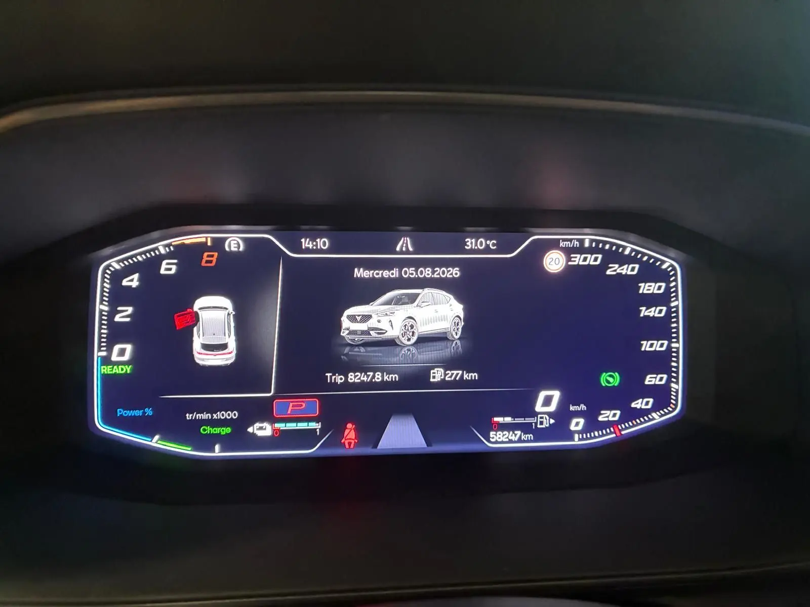 Tableau de bord numérique de CUPRA Formentor 1.4 E-HYBRID 245 DSG6 VZ affichant la vitesse, autonomie et indicateurs, vue frontale.