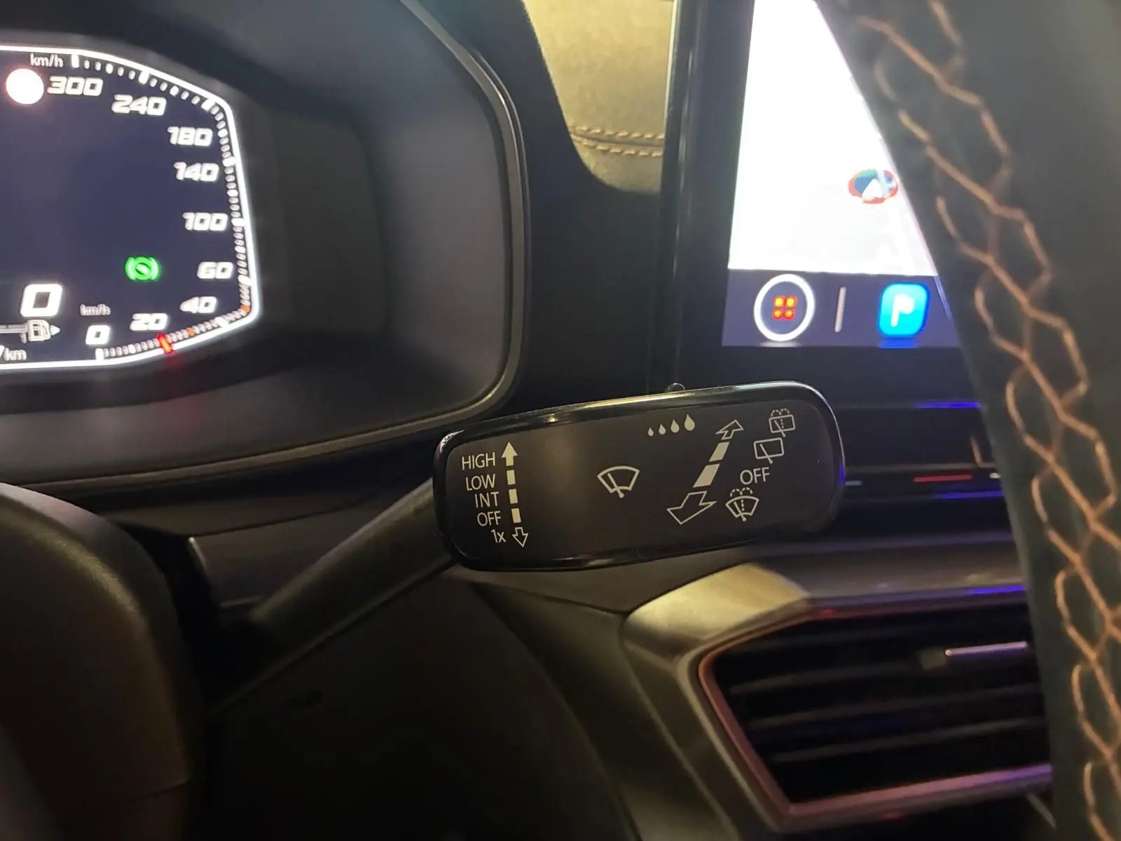 Gros plan sur la commande d’essuie-glace à gauche du volant dans l’habitacle noir du CUPRA Formentor gris foncé mat 2024.