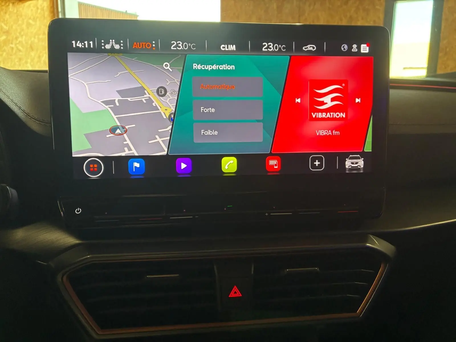 Écran tactile central du tableau de bord du CUPRA Formentor 1.4 E-HYBRID 245 DSG6 VZ, affichant navigation et options de récupération d'énergie.