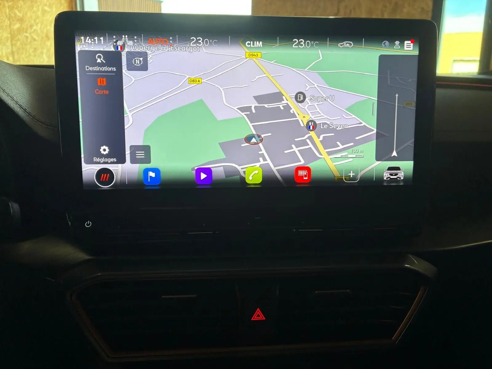 Écran tactile central du tableau de bord du CUPRA Formentor 1.4 E-HYBRID 2024 affichant la navigation GPS.