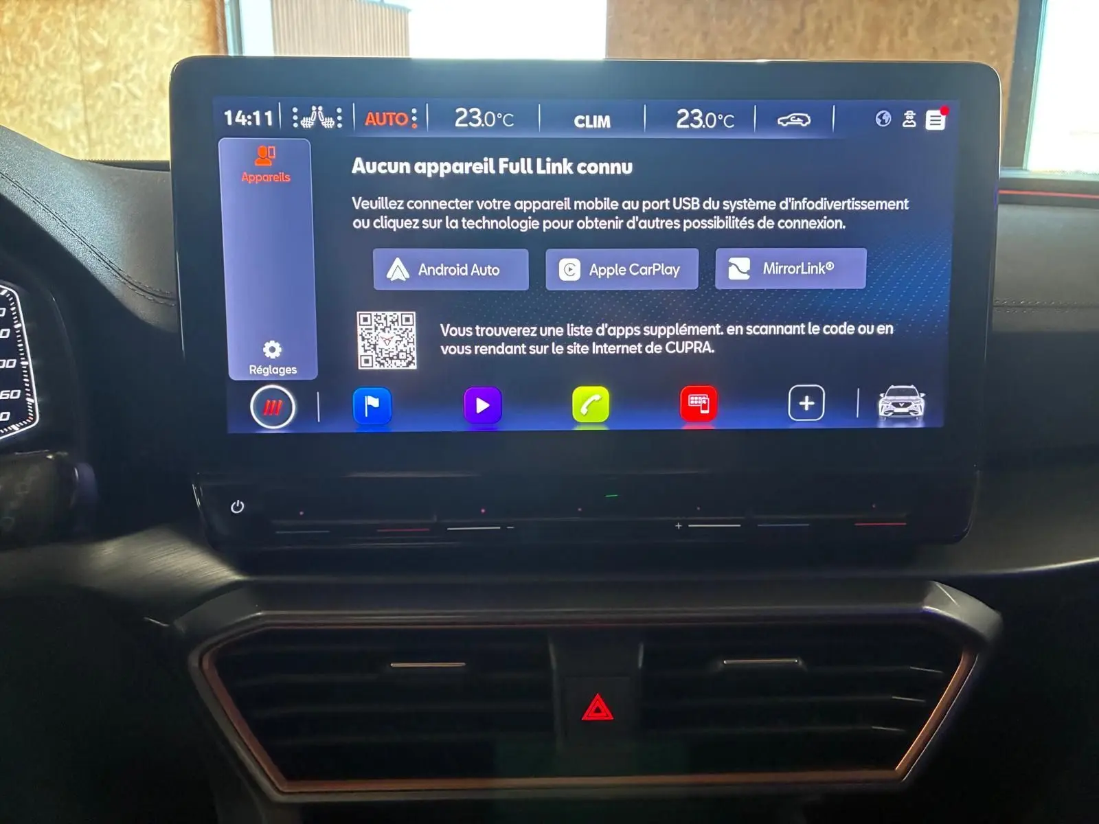 Écran tactile central du tableau de bord du CUPRA Formentor 1.4 E-HYBRID 2024 affichant les options de connectivité mobile.