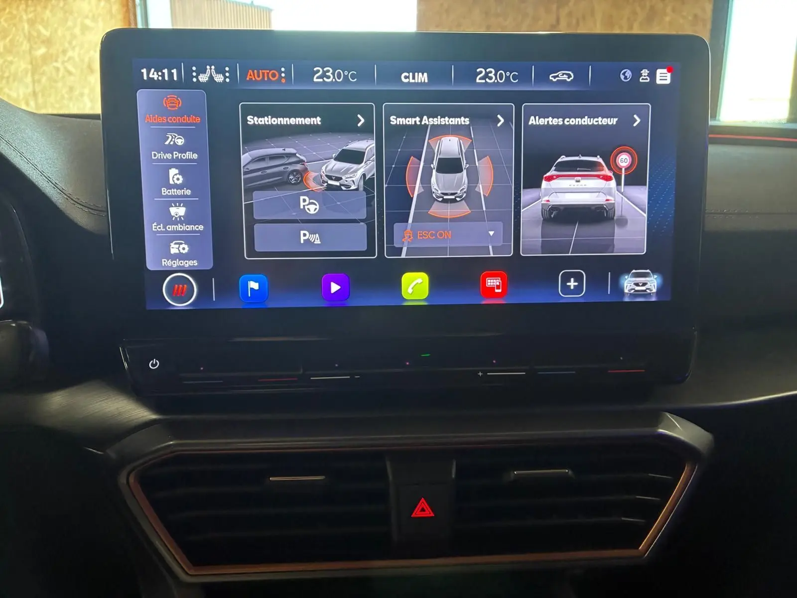 Écran tactile central du tableau de bord du CUPRA Formentor 1.4 E-HYBRID 245 DSG6 VZ 2024 affichant les aides à la conduite.