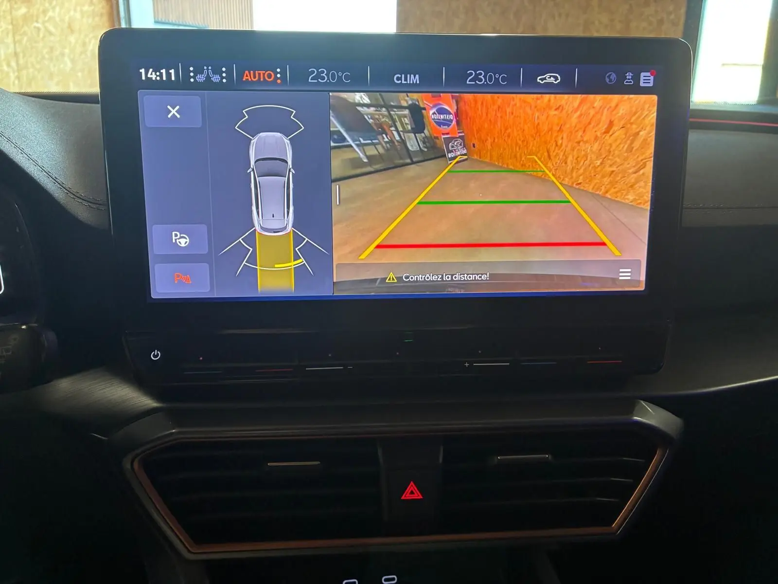 Écran central de la CUPRA Formentor 1.4 E-HYBRID 2024 affichant la caméra de recul et l'aide au stationnement.