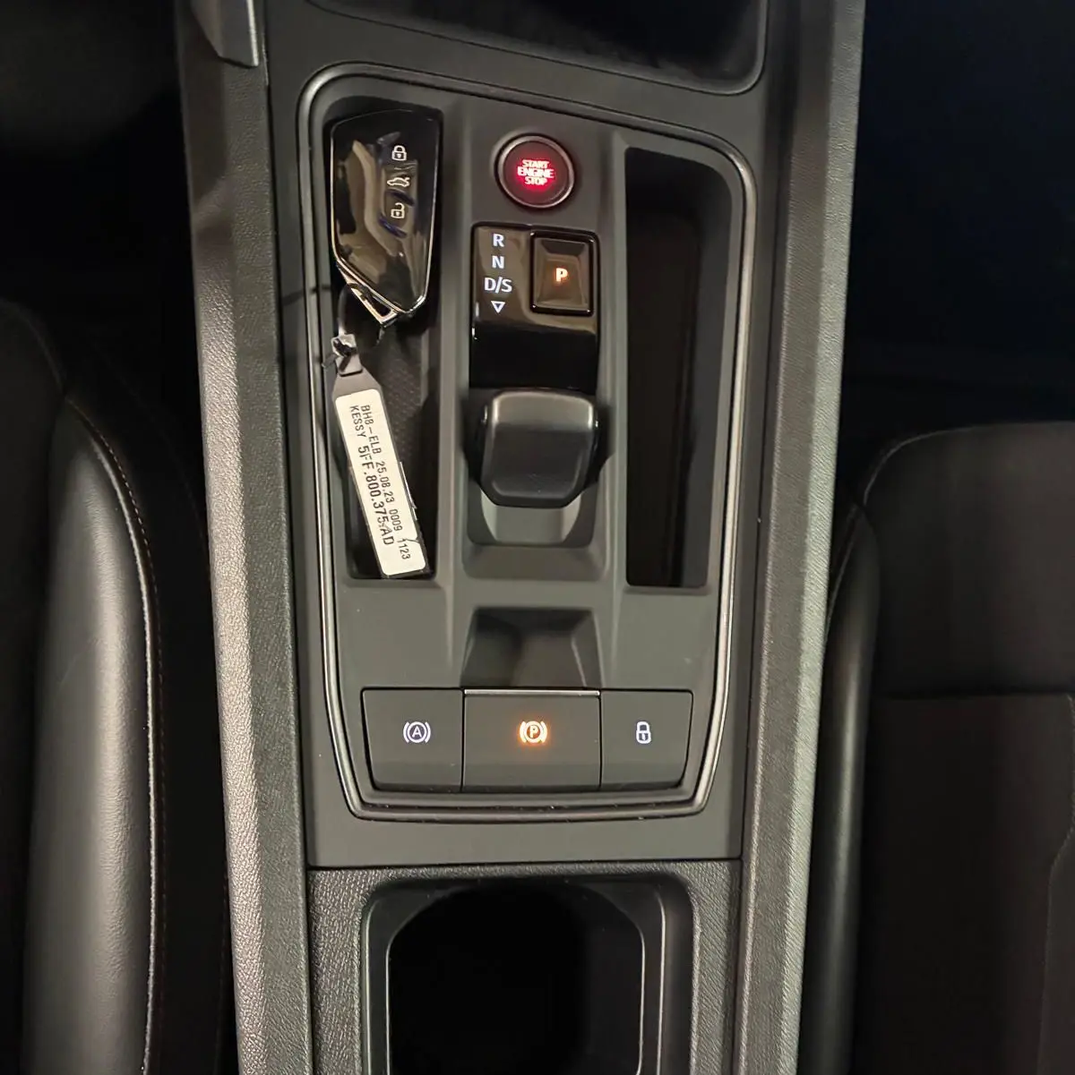 Vue plongeante sur la console centrale noire du CUPRA Formentor 1.4 E-HYBRID 2024 avec bouton start et levier de vitesses.