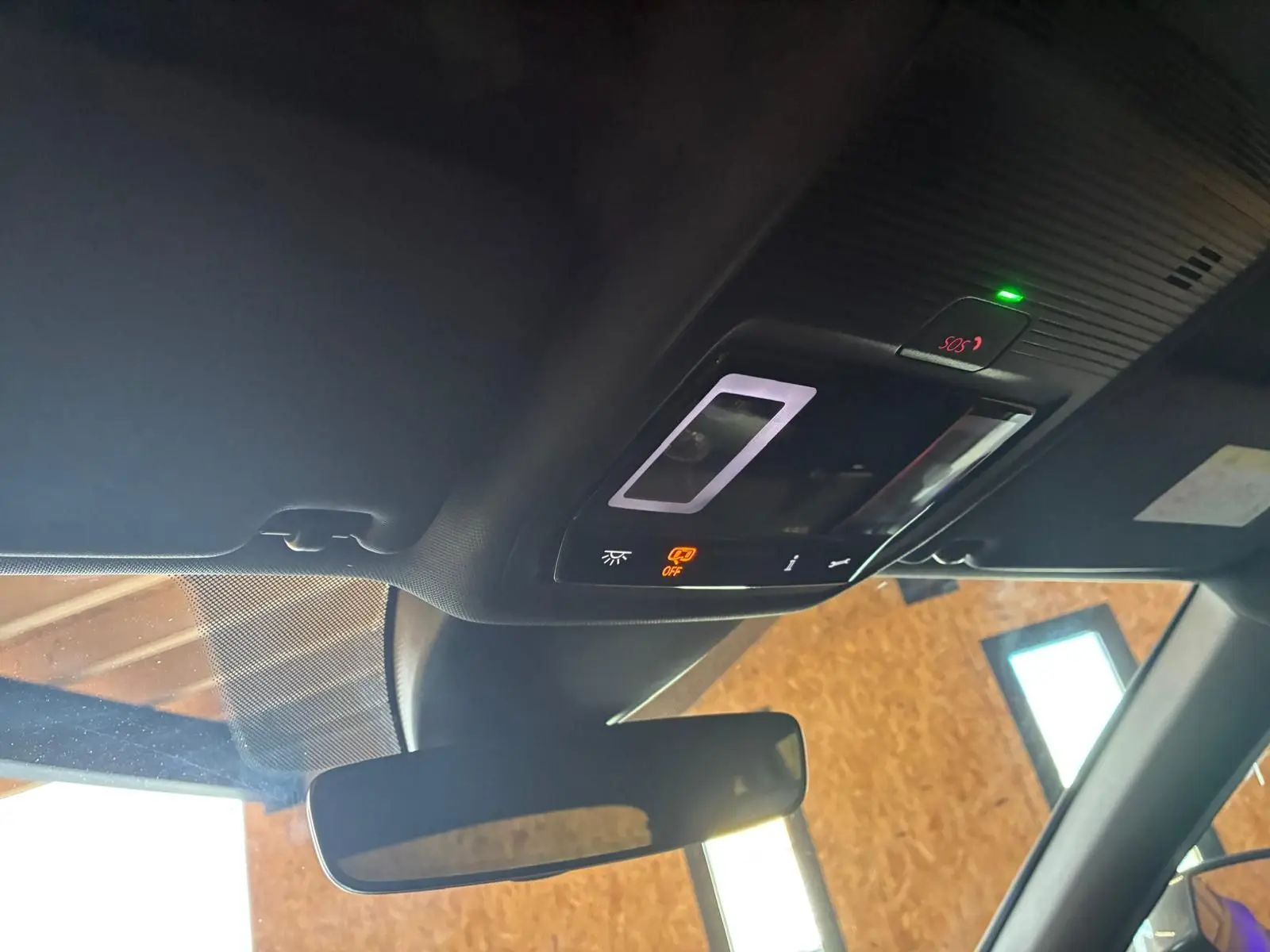 Vue intérieure du plafonnier et rétroviseur d’un CUPRA Formentor gris foncé mat, avec commandes éclairage et SOS activé.