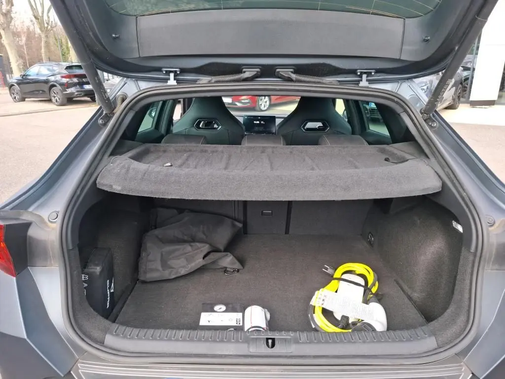 Vue de profil côté gauche d’un CUPRA Formentor 1.4 E-HYBRID 245 DSG6 VZ gris foncé mat avec jantes noires et détails cuivrés.