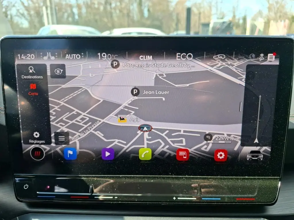 Vue frontale d'une CUPRA Formentor 1.4 E-HYBRID 245 DSG6 VZ gris foncé mat avec calandre noire et logo cuivré.