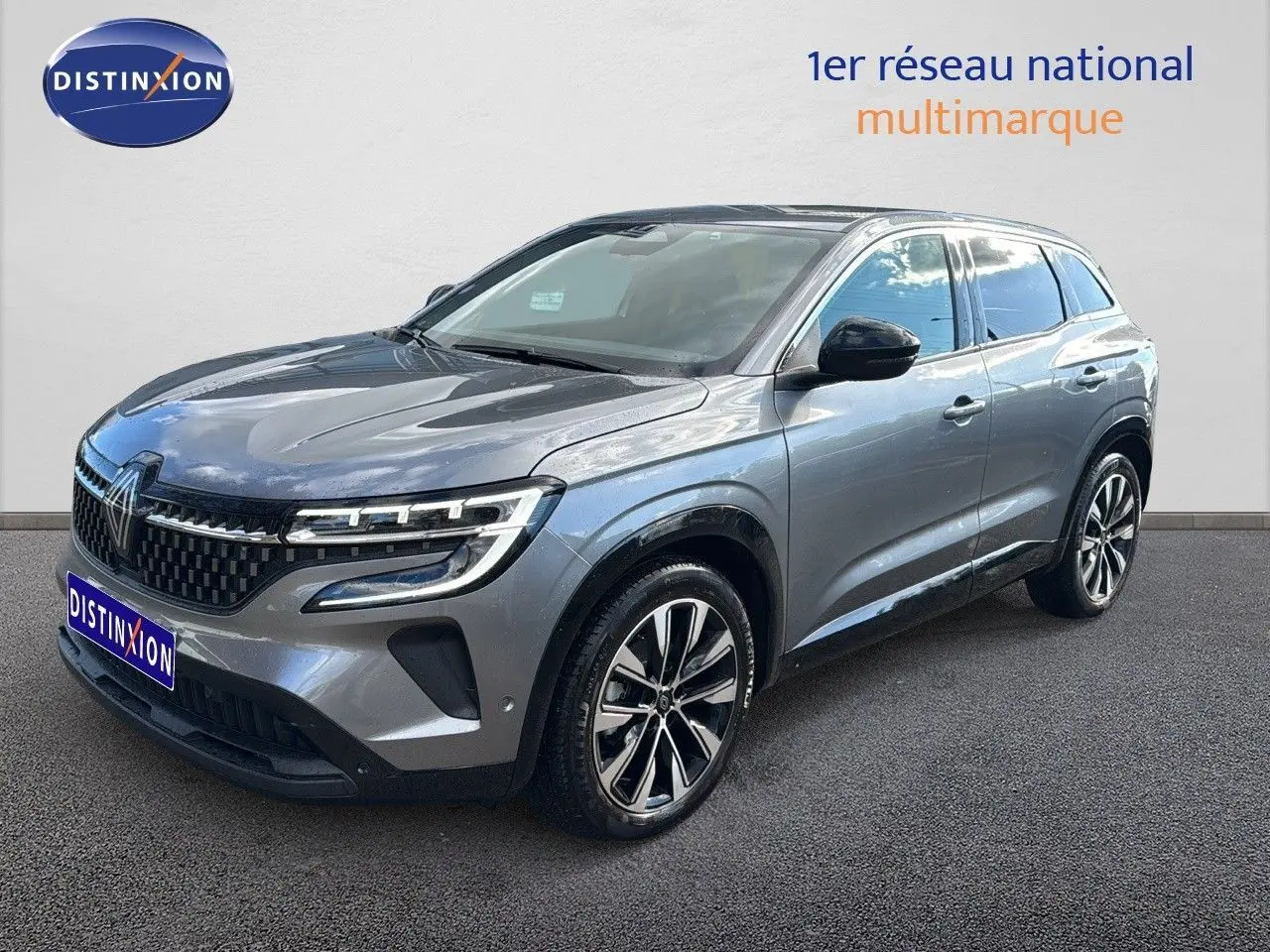 Renault Austral gris schiste en 3/4 avant droit, avec jantes alliage et calandre moderne lumineuse.