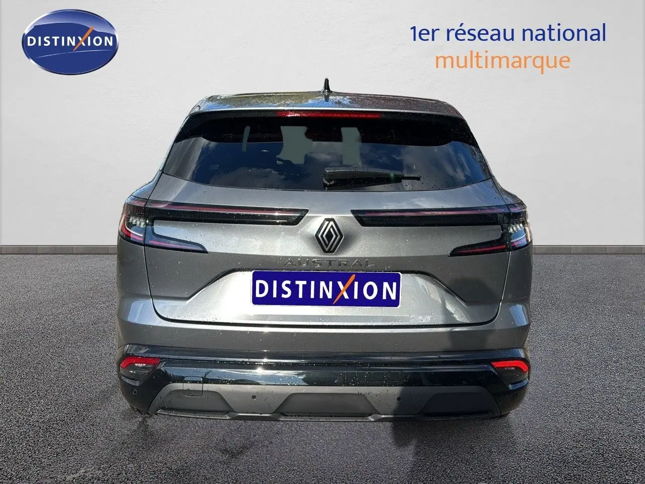Vue arrière d'un Renault Austral gris schiste 2023 avec feux LED horizontaux et hayon fermé.