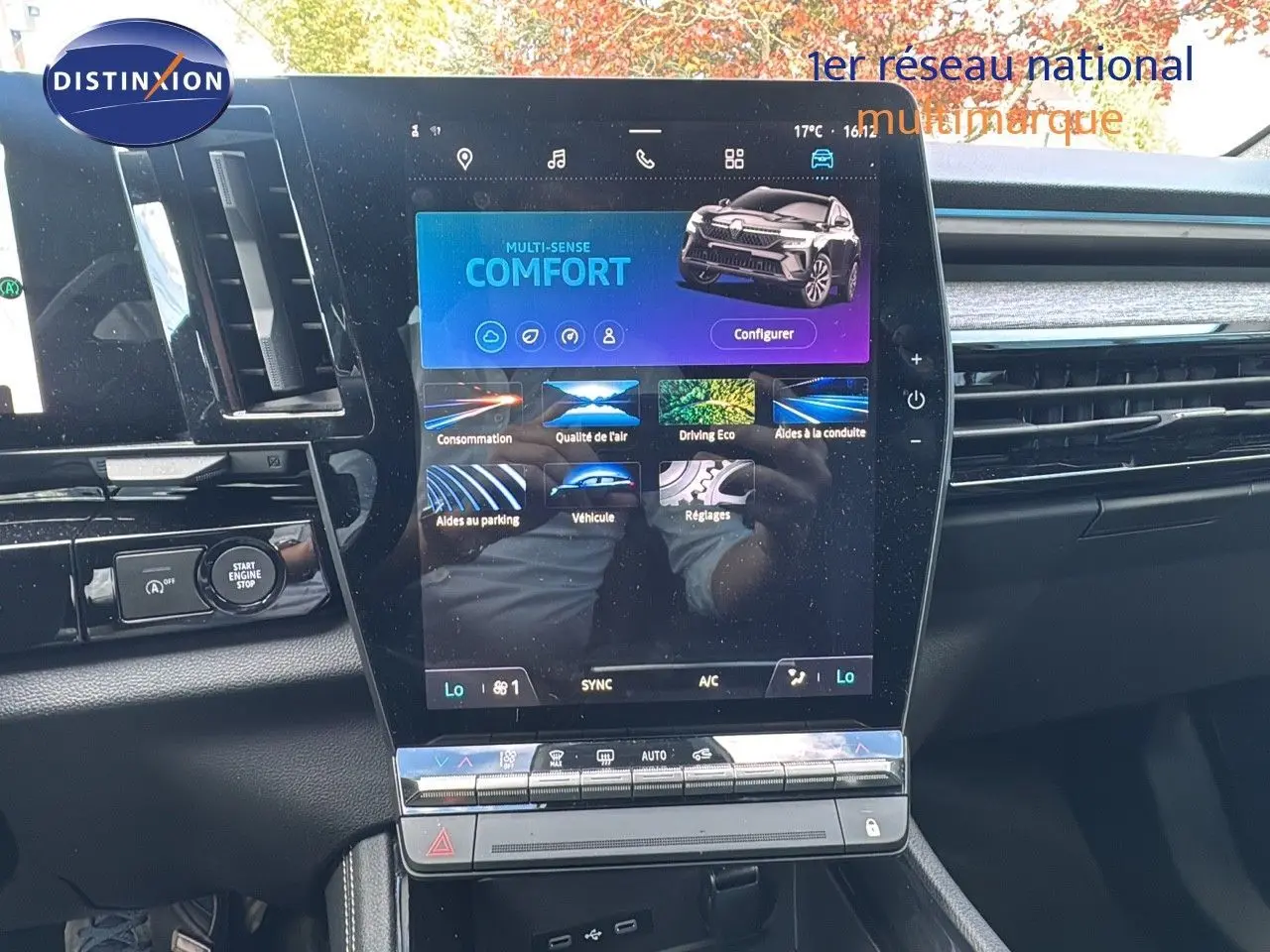 Écran tactile central affichant le mode Confort dans l'habitacle du Renault Austral gris schiste, vue de face.