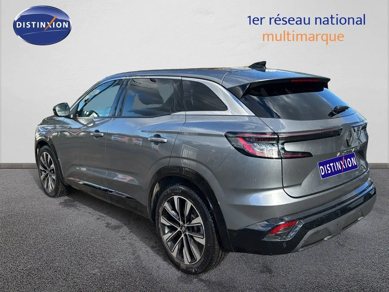 Renault Austral gris schiste vu en 3/4 arrière droit, soulignant ses lignes modernes et ses jantes alliage 19 pouces.