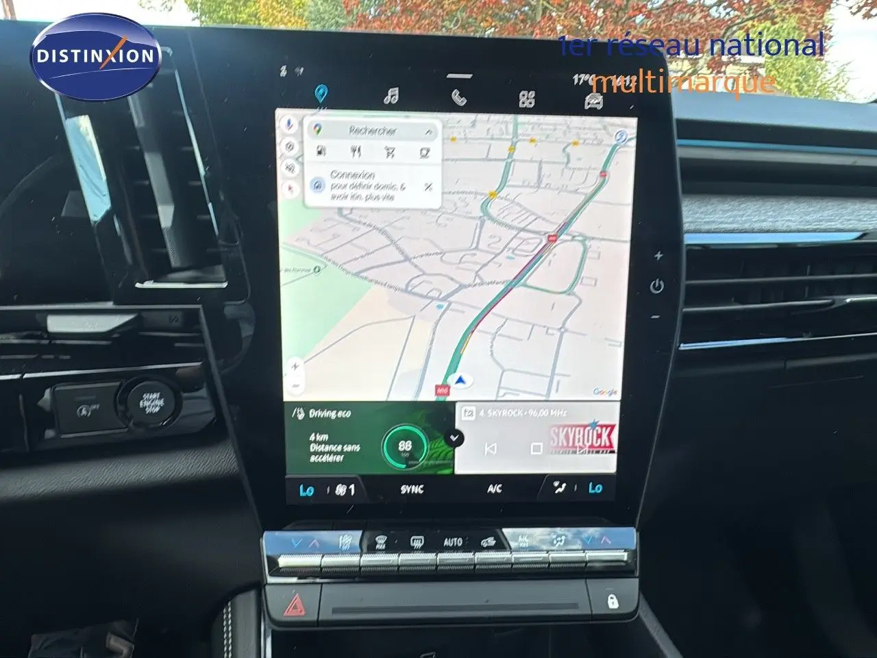 Écran tactile central avec navigation GPS et commandes climatisation dans le Renault Austral gris schiste 2023.