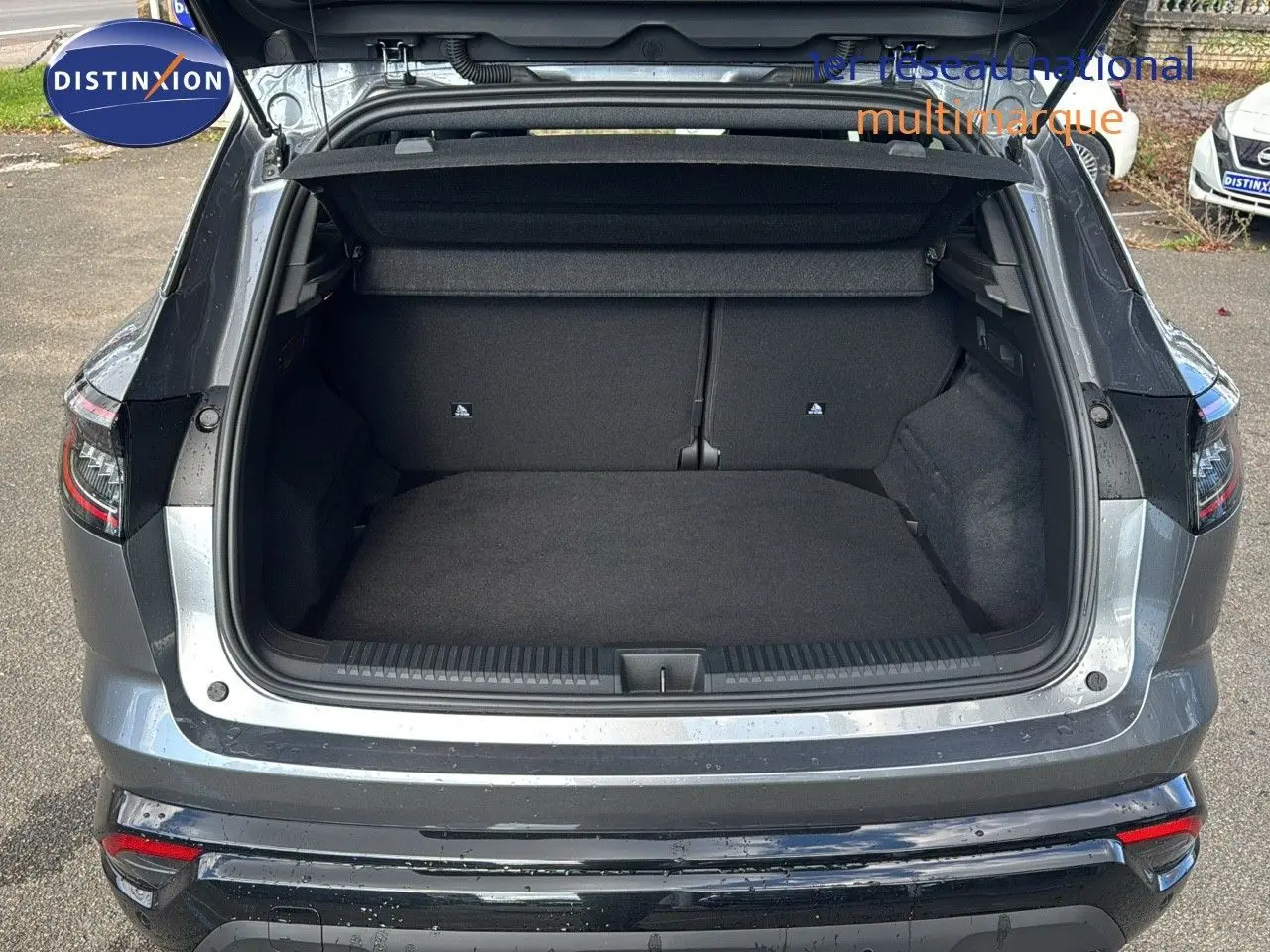 Coffre ouvert vu de l'arrière d'un Renault Austral gris schiste 2023, soulignant l'espace de chargement spacieux.